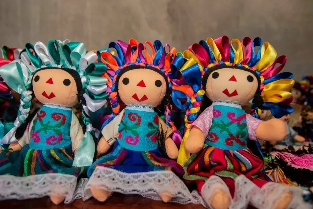 "La Muñeca Lele, símbolo cultural de Santiago Mexquititlán, en exhibición."