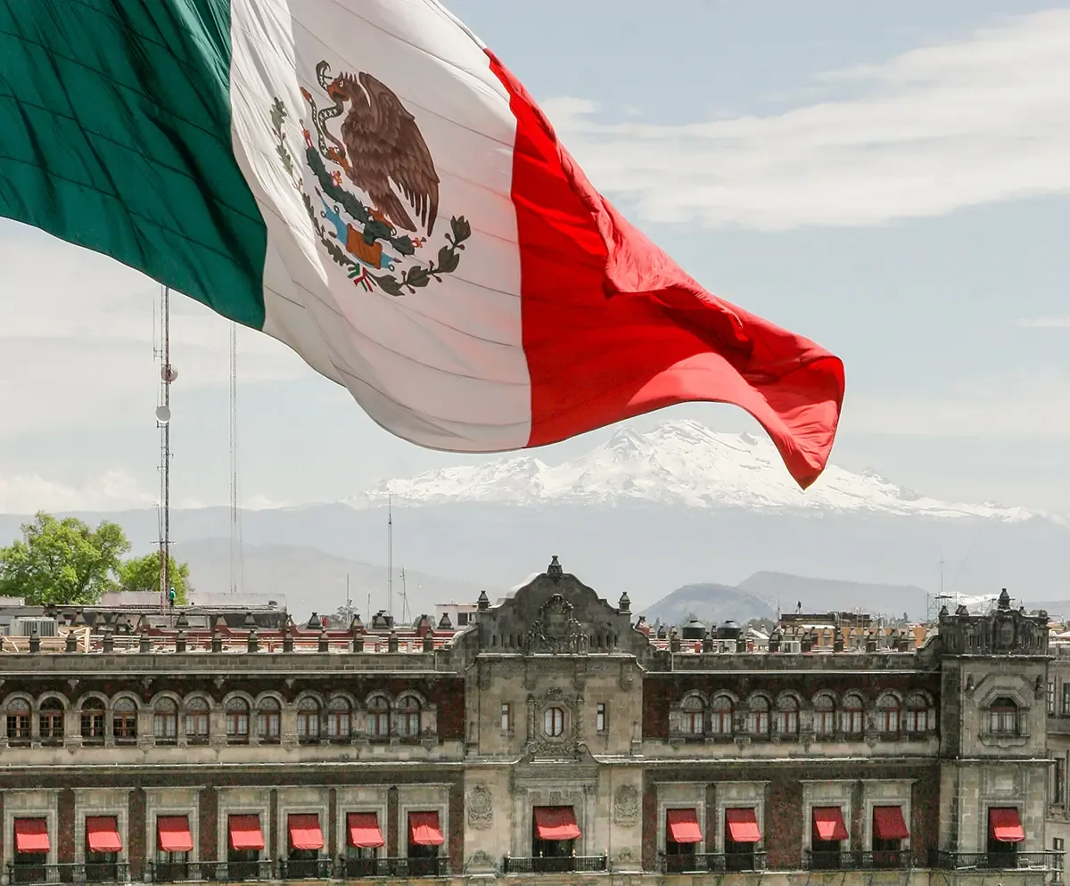 La muerte de Nemesio “El Mencho” Oseguera desata disturbios en Jalisco, afectando a vacacionistas y residentes.