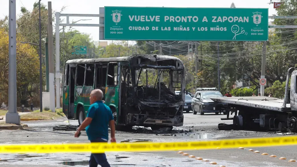 La muerte del líder del CJNG, Nemesio Oseguera, desata narcobloqueos y operativos en varios estados.