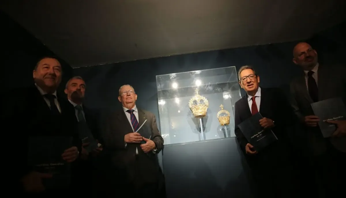 La muestra destaca la obra del maestro orfebre, vinculada a la religiosidad popular sevillana.
