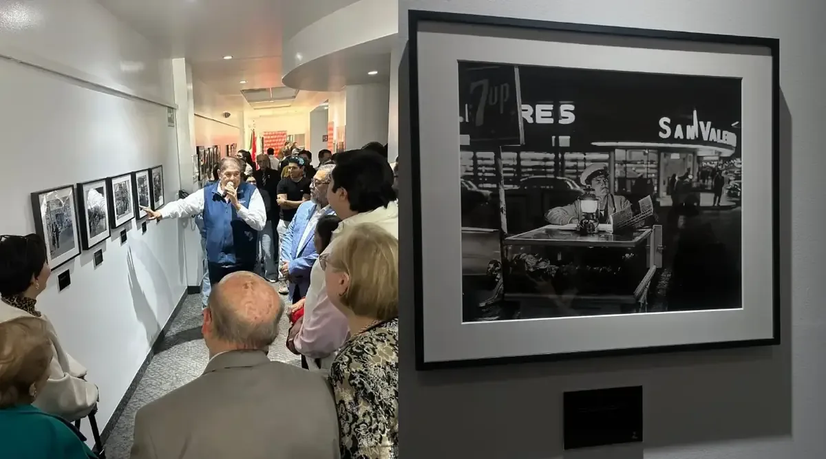 La muestra presenta imágenes de Harry W. Crosby que retratan la vida en Tijuana hace 62 años, destacando su historia y evolución.