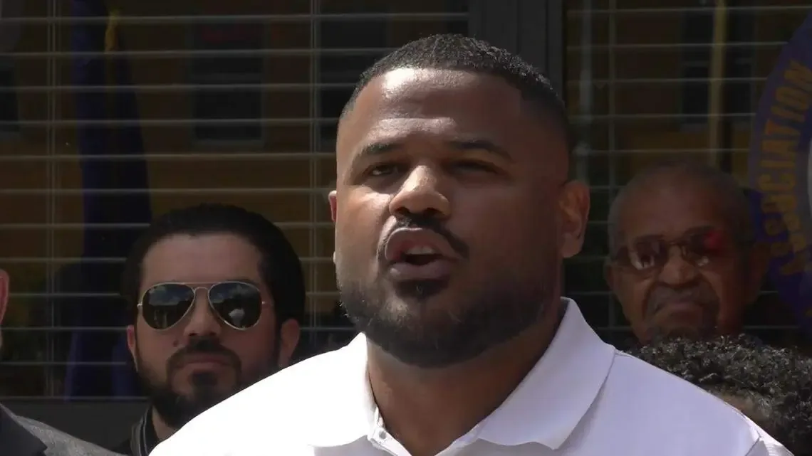 La NAACP y asociaciones de oficiales minoritarios denuncian un entorno hostil por prejuicios en la policía local.