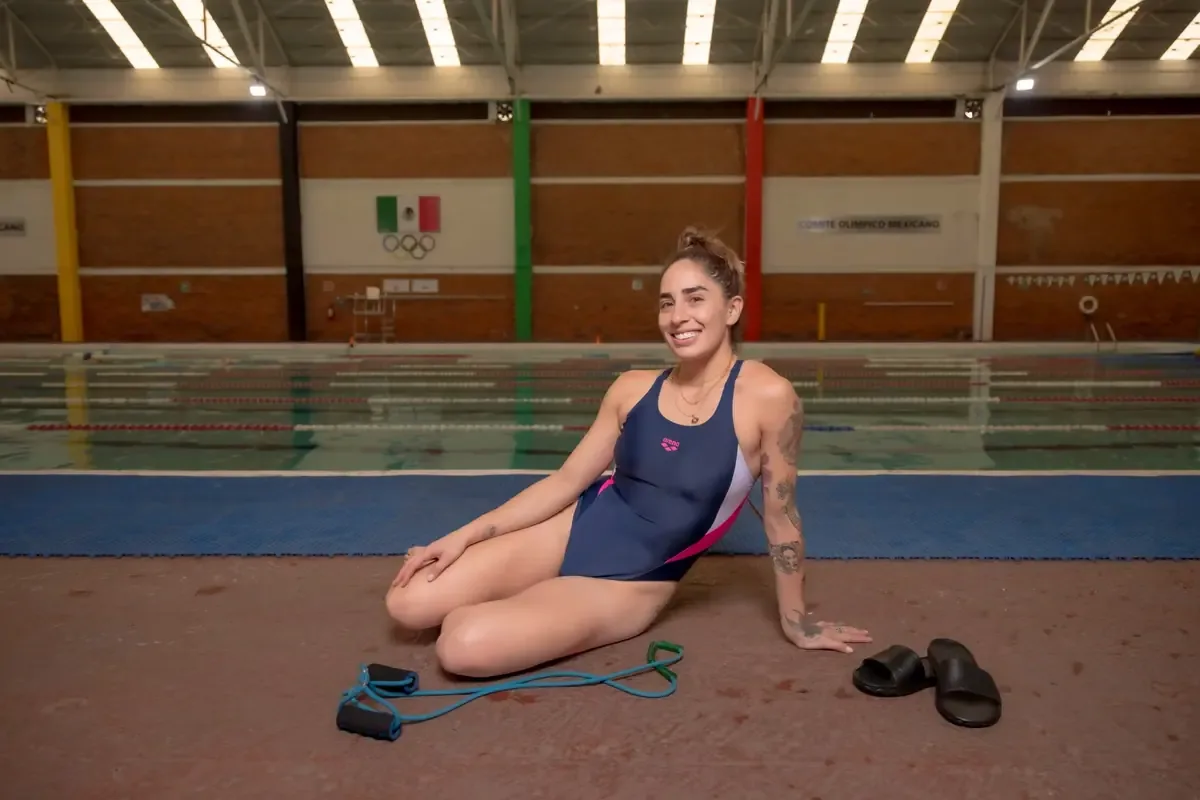 Alejandra Iturbe, destacada en competencias de aguas abiertas, desafía el océano con su fortaleza mental y pasión.