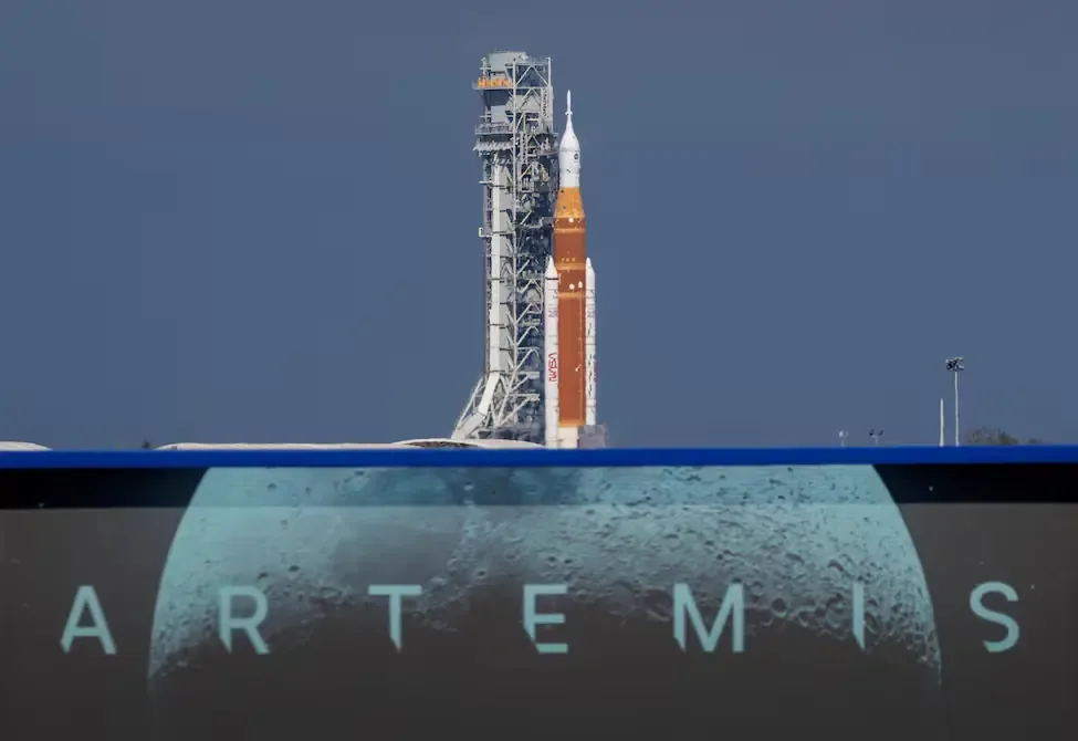 La NASA lanza Artemis II, marcando el regreso a la órbita lunar y la primera misión tripulada en más de 50 años.