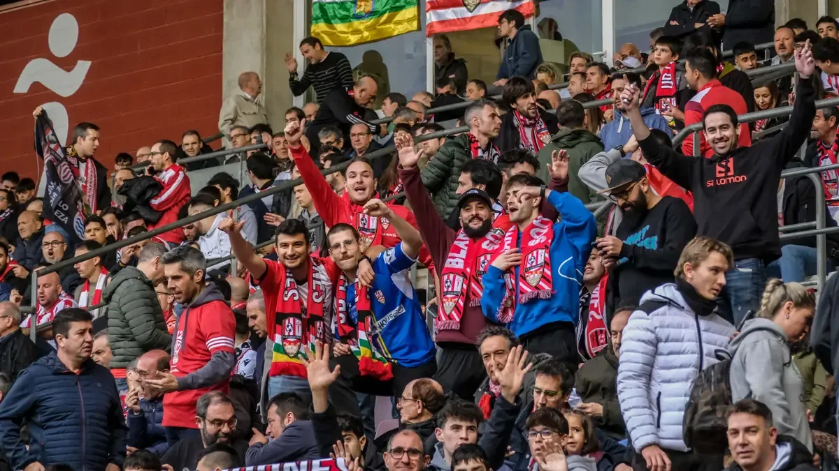 La región enfrenta un dilema sobre el apoyo al fútbol profesional y sus implicaciones sociales.