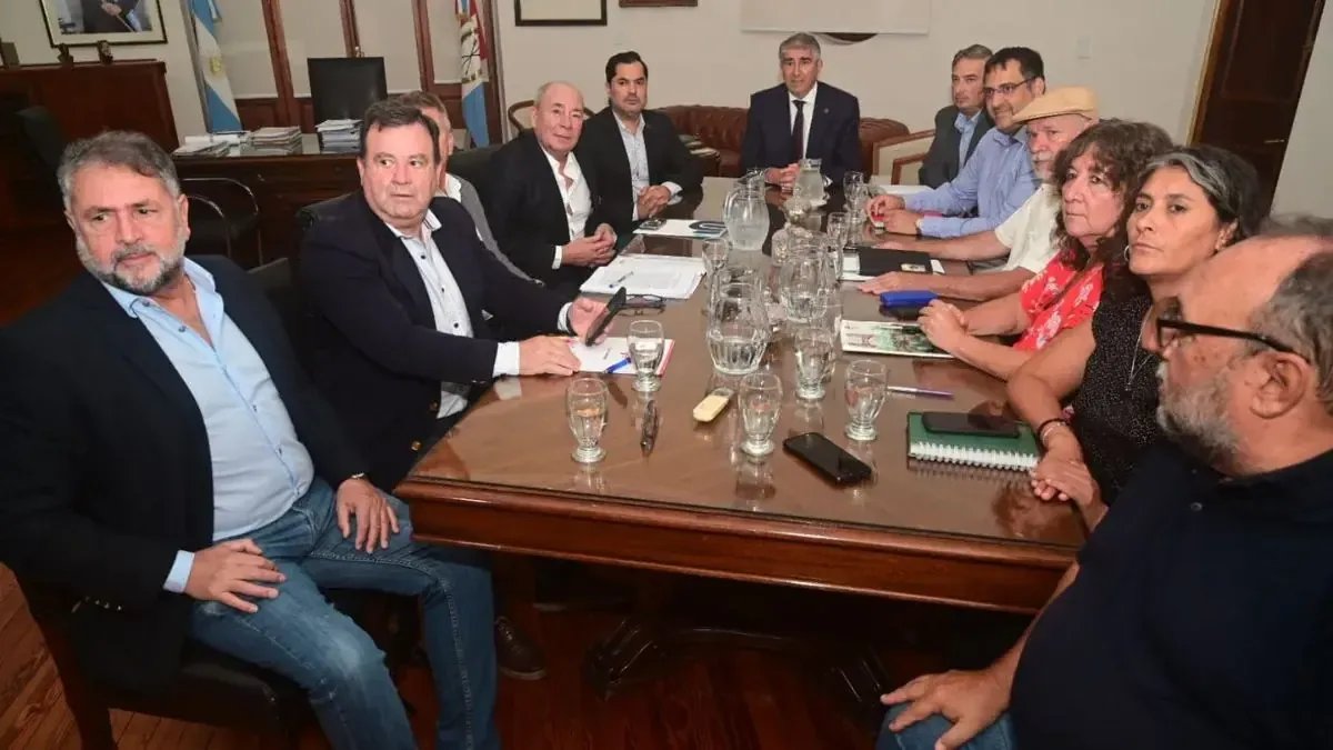 La negociación salarial en Santa Fe sigue sin avances, afectando el inicio de clases.