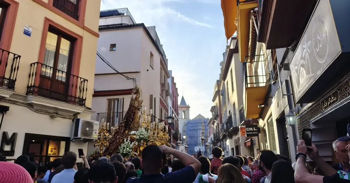 La famosa actuación se une a una jornada electoral marcada por la tradición y la reflexión.