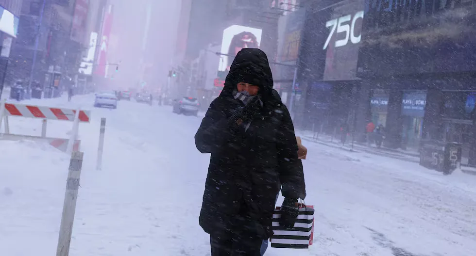La nieve cubre la acera en Midtown Manhattan, Nueva York, el 1 de febrero de 2026.
