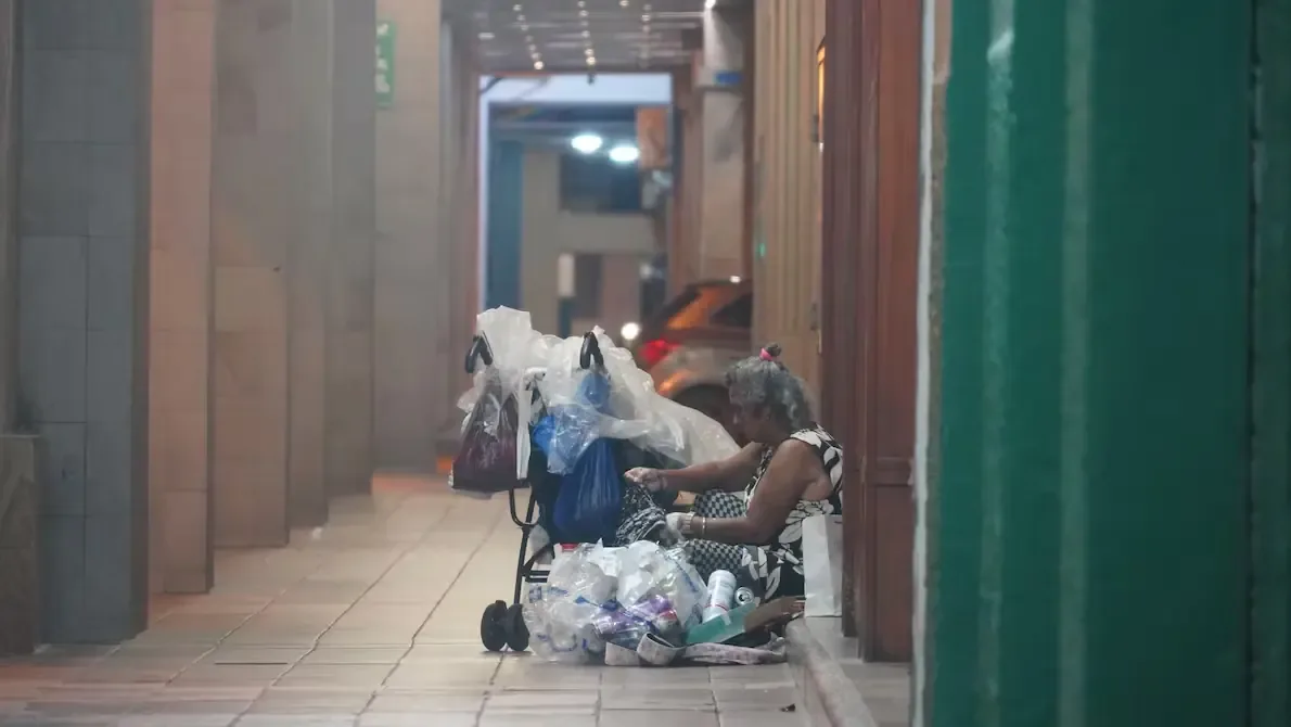 La noche en el centro de Guayaquil revela un contraste entre comercio y dificultades sociales que afectan a la comunidad.