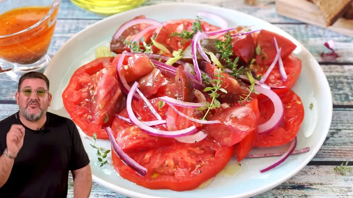 El chef andaluz reinventa la clásica ensalada César usando tomate en lugar de lechuga, ideal para el verano.