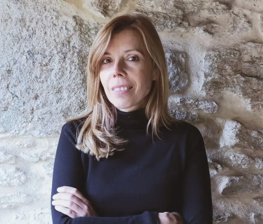 La novela explora las consecuencias de la emigración y el narcotráfico en la vida de sus personajes.