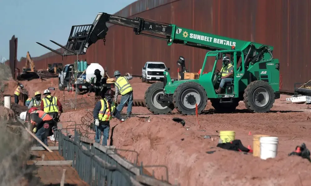 La nueva barrera en Ciudad Juárez busca dificultar el cruce de migrantes por tierra.
