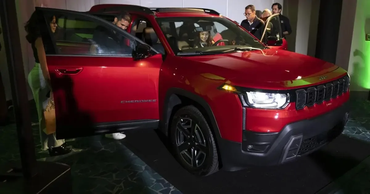 La nueva Cherokee combina eficiencia y tecnología, manteniendo la legendaria capacidad 4x4 de Jeep.