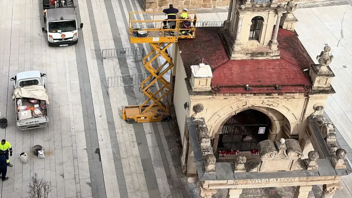 La nueva crátera del monumento se coloca tras el accidente de enero de 2025.