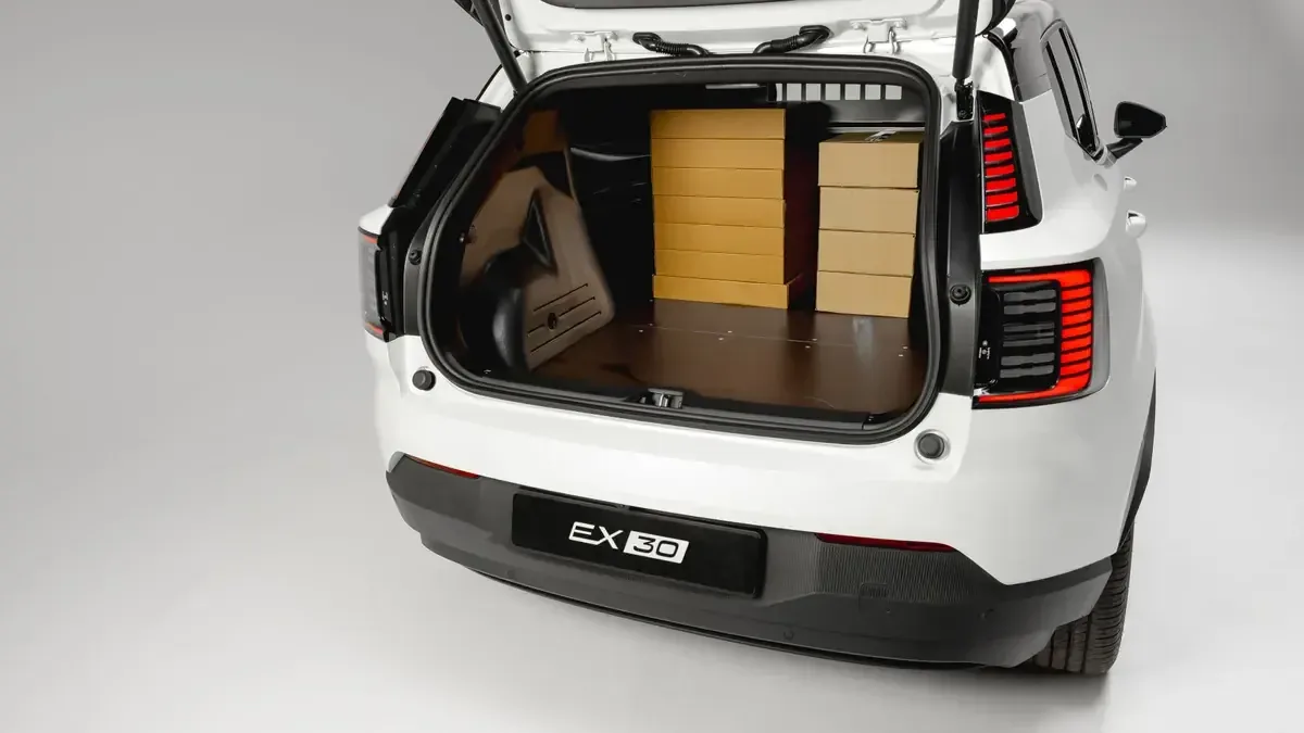 La nueva furgoneta eléctrica EX30 Cargo está diseñada para flotas empresariales, destacando por su capacidad y tecnología.