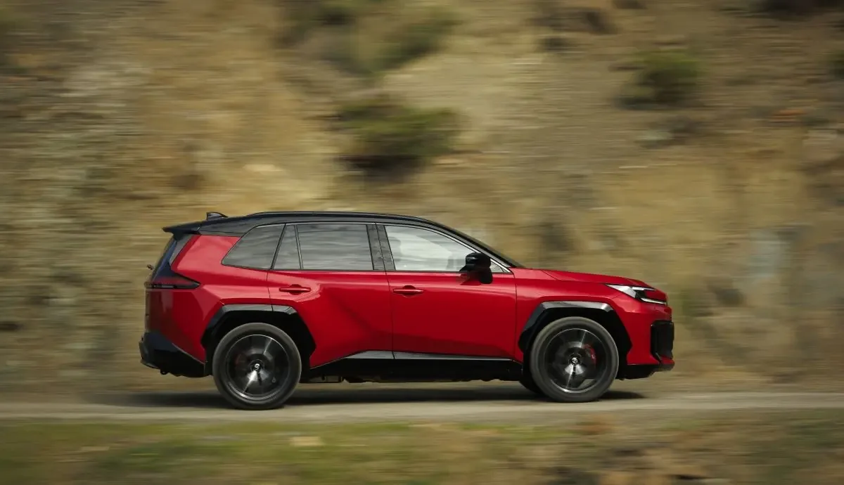 La nueva generación del RAV4 destaca por su eficiencia y tecnología avanzada en el competitivo mercado de los SUVs.