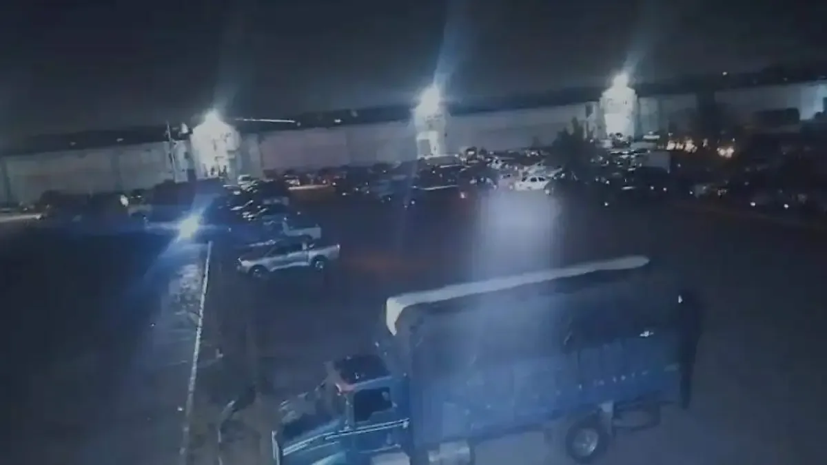 La nueva iluminación busca prevenir delitos en el estacionamiento del mercado.