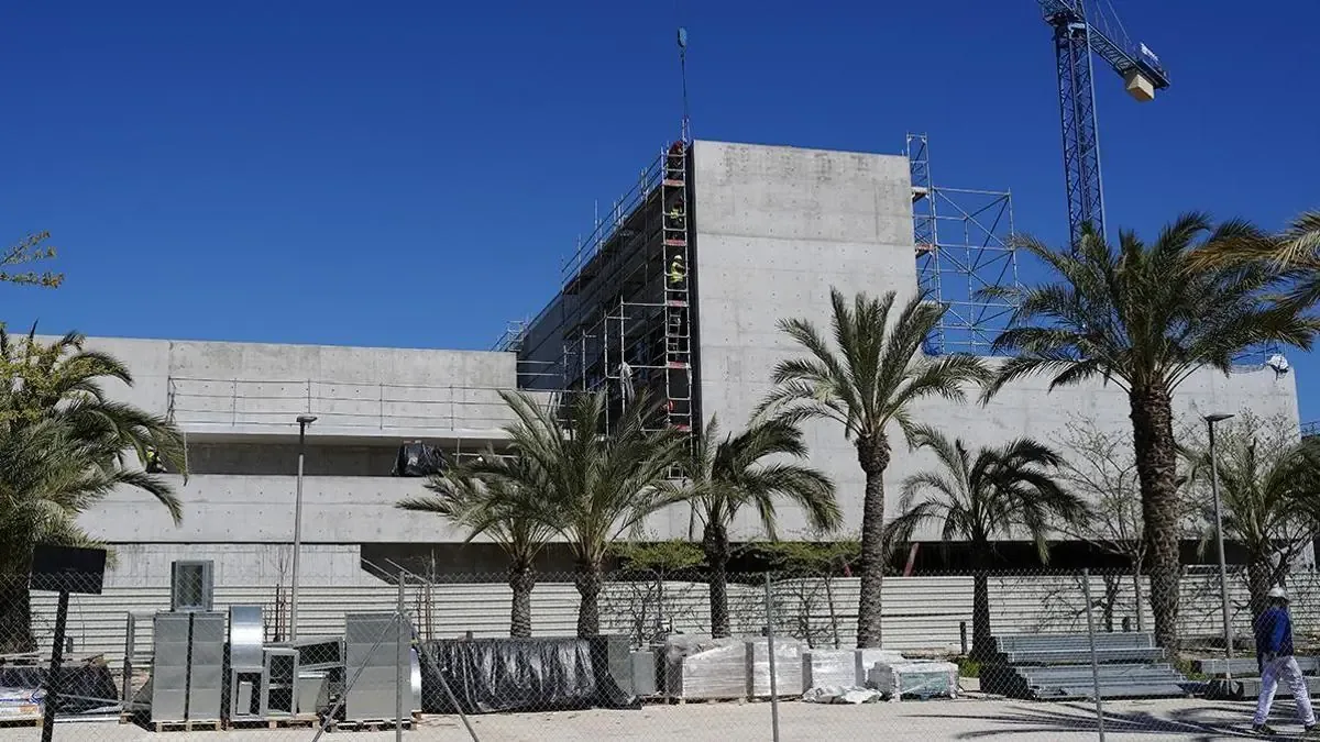La nueva infraestructura educativa se retrasa para mejorar sus aulas y equipamiento.