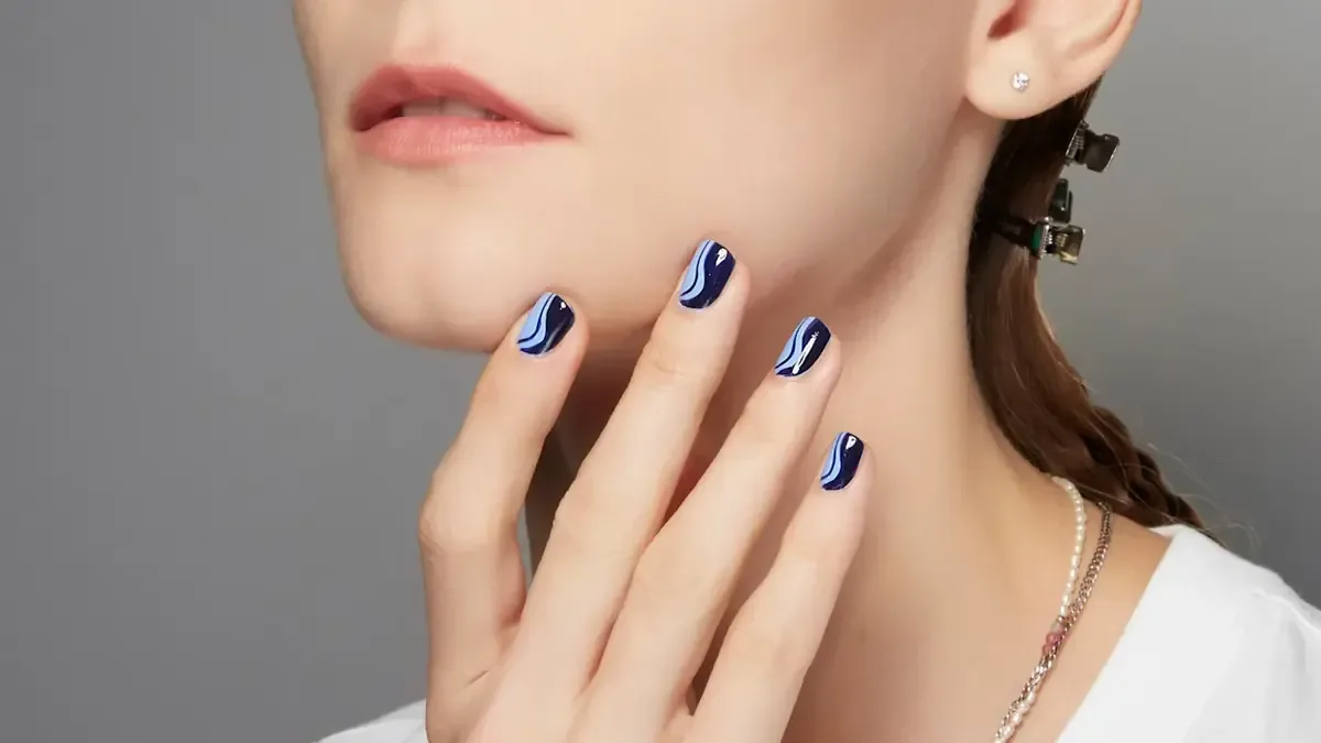 La nueva moda en manicura evoca tonalidades del océano, perfecta para la temporada.