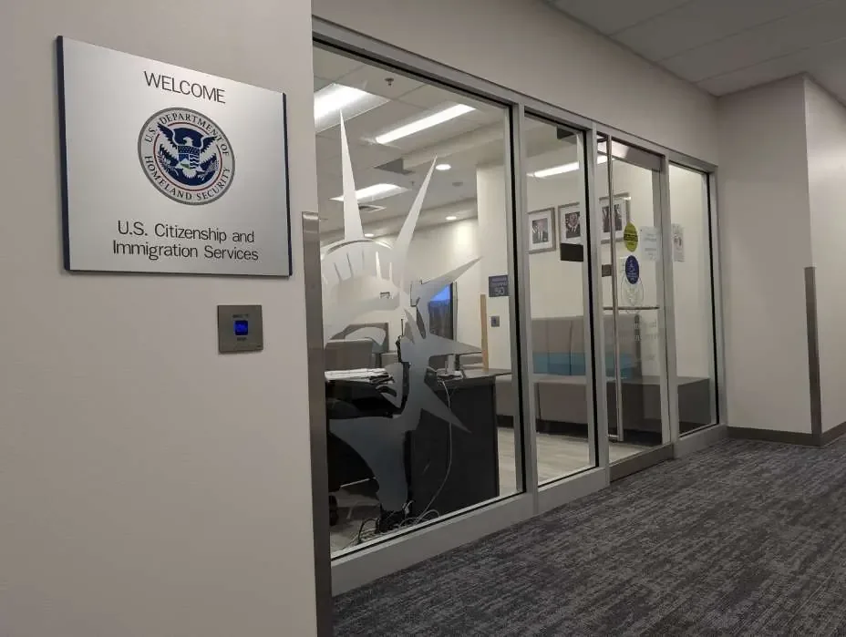 La nueva normativa busca reducir solicitudes fraudulentas y agilizar procesos migratorios.