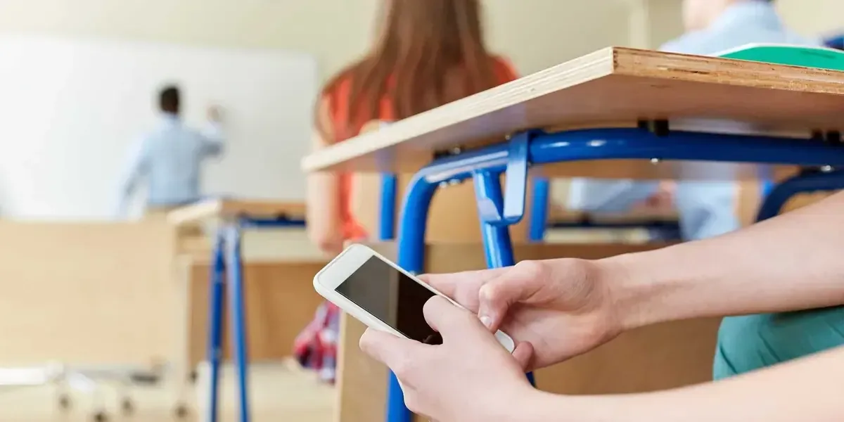 La nueva regulación del uso de celulares en aulas busca mejorar la atención estudiantil.