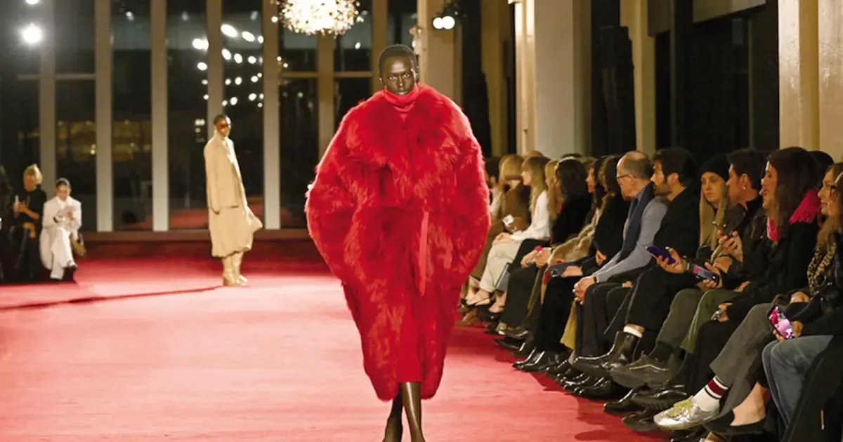 La NYFW 2026 deslumbró con más de 60 desfiles que combinan elegancia y guiños al pasado.