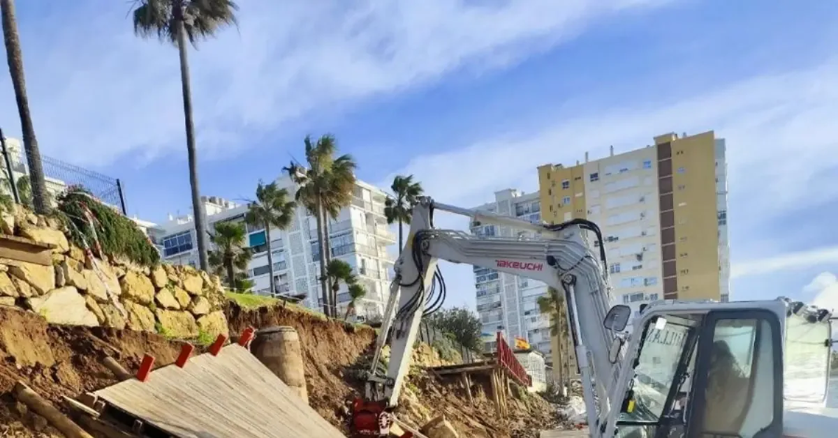 La obra busca restaurar el tramo afectado en El Capricho y garantizar la seguridad del litoral.