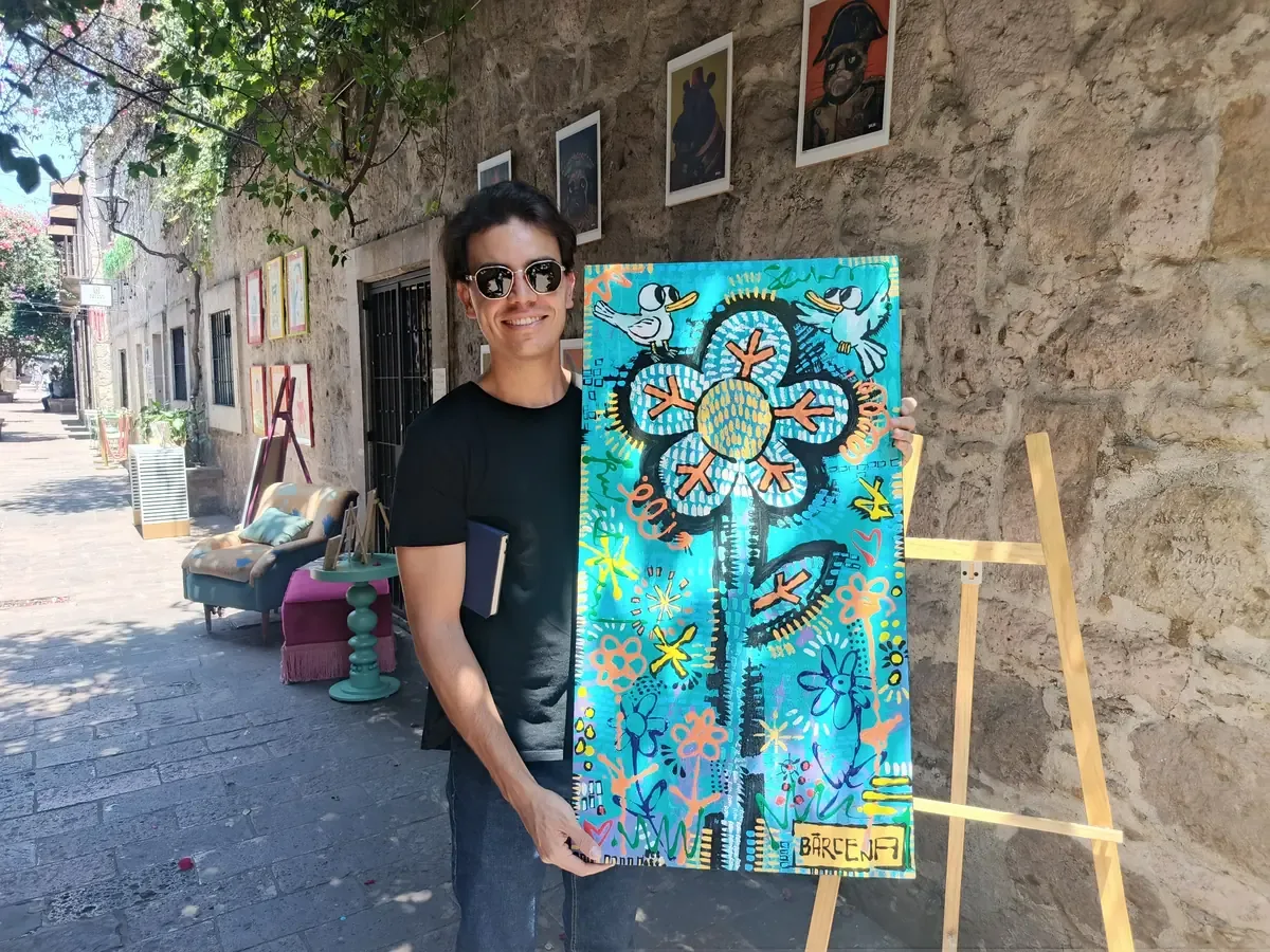La obra de Bárcena destaca la importancia de transmitir emociones positivas a través del arte.