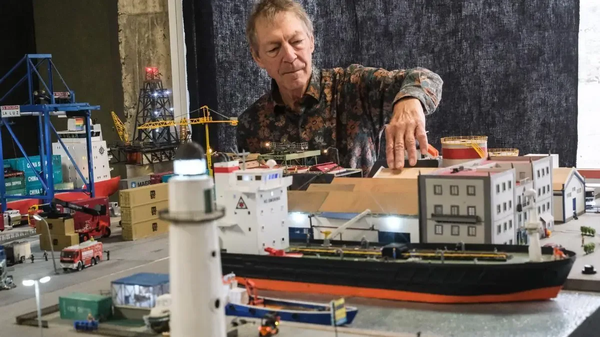 La obra de Klaus Kandler recrea con precisión el barrio portuario, disponible en exposición hasta el 30 de marzo.