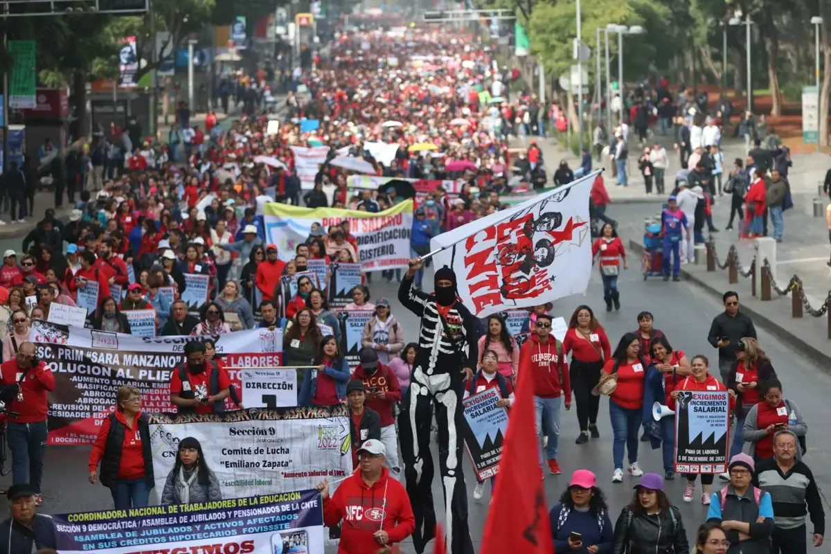 La obra genera polémica al exponer las relaciones entre la CNTE y el poder político en México.