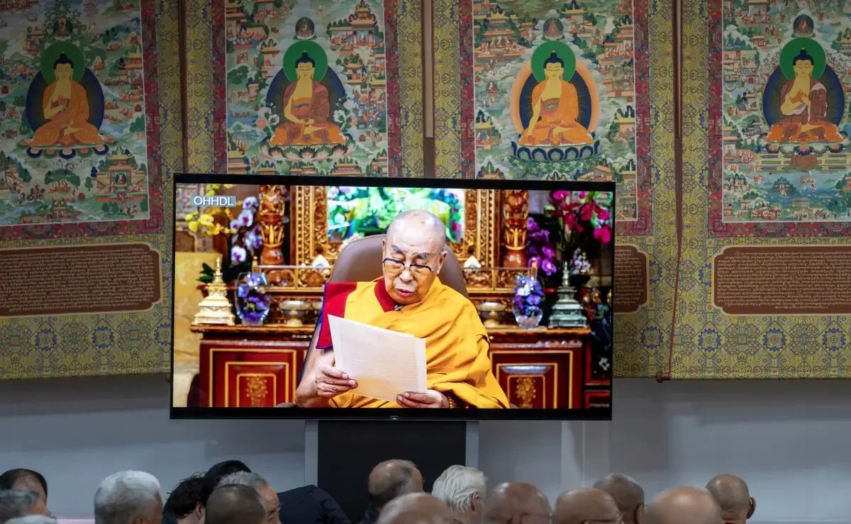 La oficina del líder espiritual tibetano aclara su inocencia tras menciones en archivos judiciales de EE.UU.