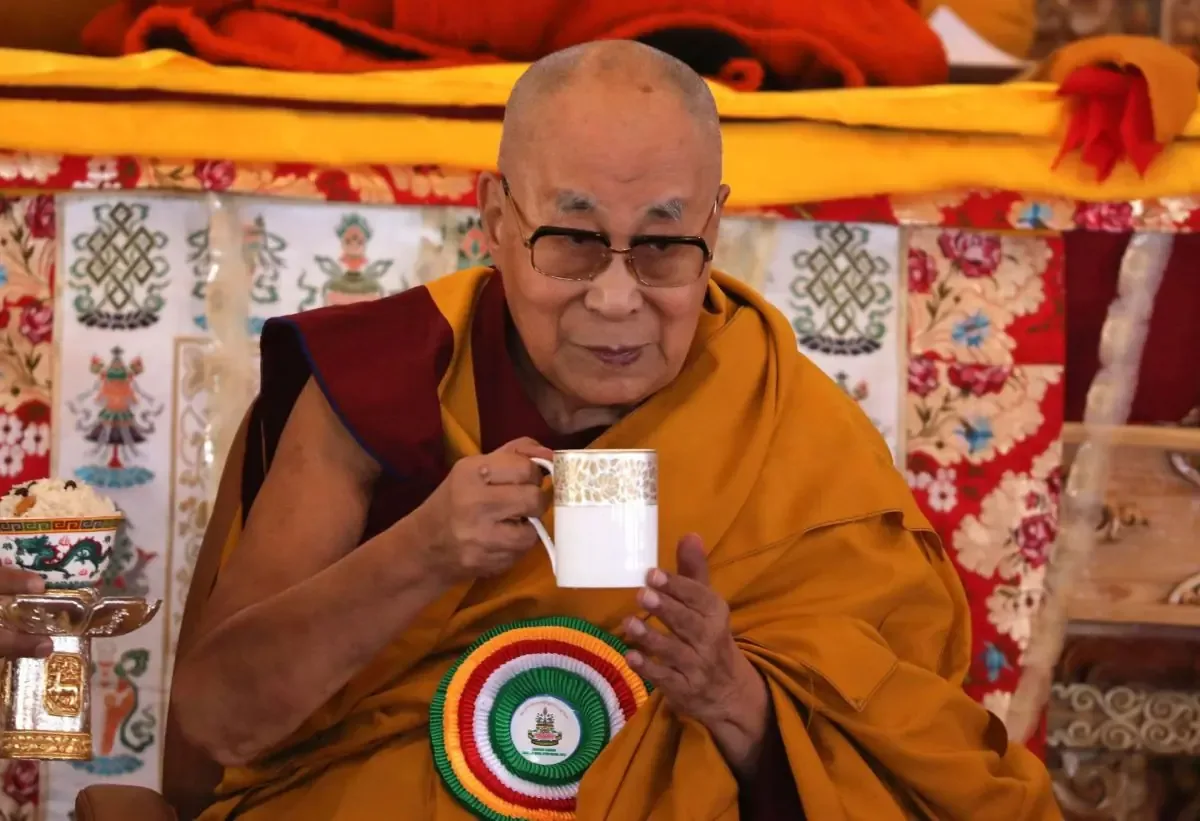 La oficina del líder espiritual tibetano desmiente cualquier relación con el magnate fallecido.
