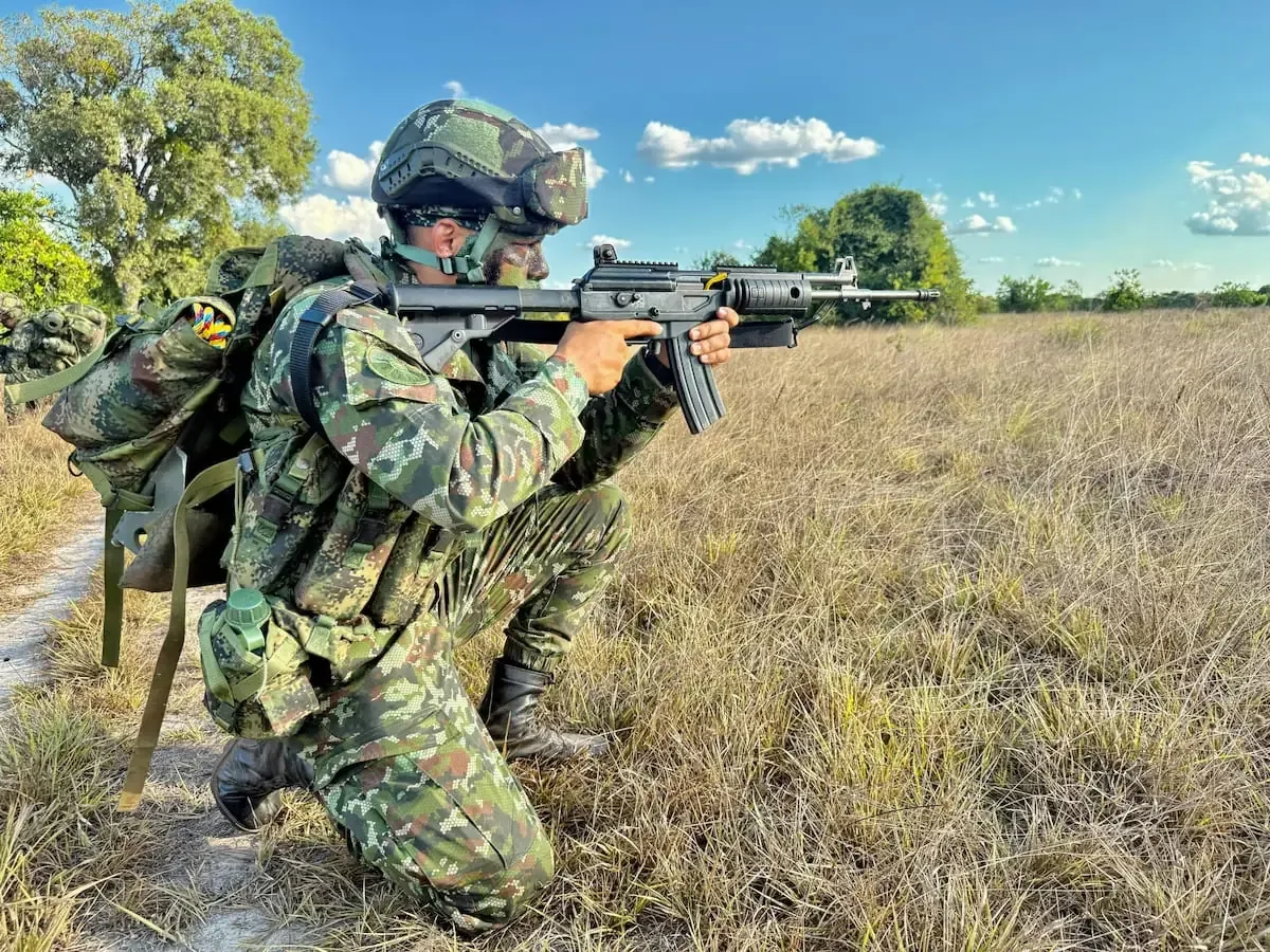 La operación del Ejército contra el ELN resulta en un muerto y detenciones, buscando aumentar la seguridad en la región.