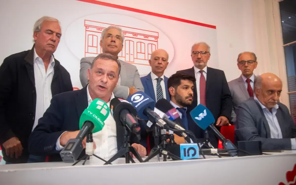 La oposición critica la inacción del gobierno ante temas prioritarios como seguridad y agua potable.