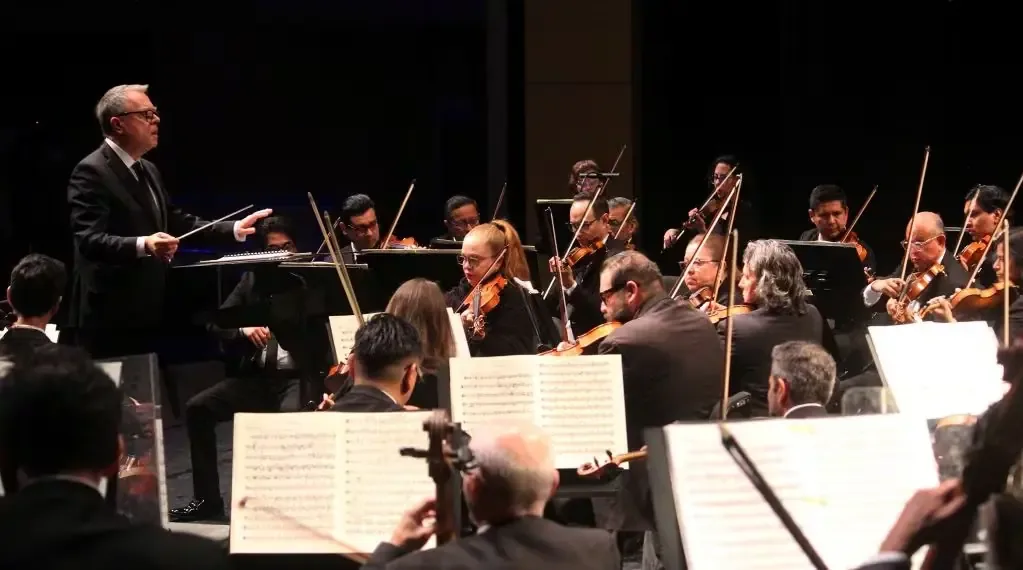 La Orquesta Filarmónica del Estado de Querétaro rinde tributo al Príncipe de la Canción con un concierto especial.