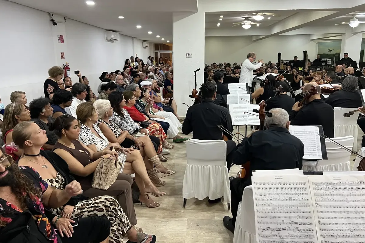 La orquesta ofrece conciertos que celebran la música y el talento local.