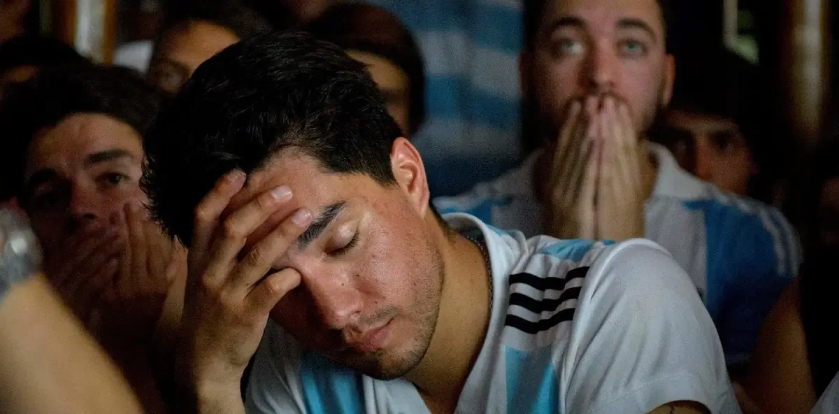 El "delay" en la transmisión de partidos genera ansiedad en los televidentes, pero también anticipación y nuevos rituales.