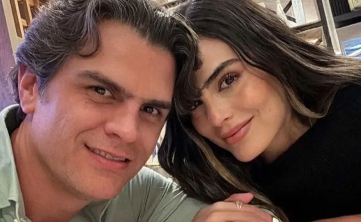 La pareja comparte fotos y mensajes emotivos en redes sociales para conmemorar este día especial.