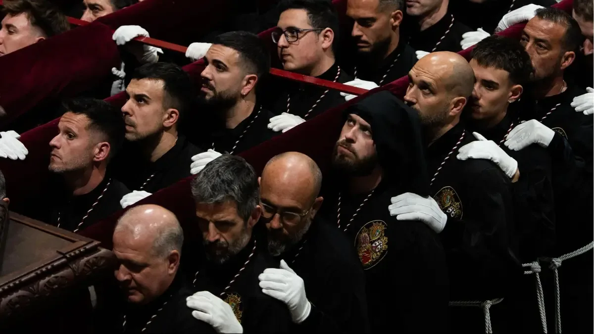 La participación de jóvenes revitaliza la tradición de las procesiones en Mataró, destacando un espíritu renovado en la celebración.