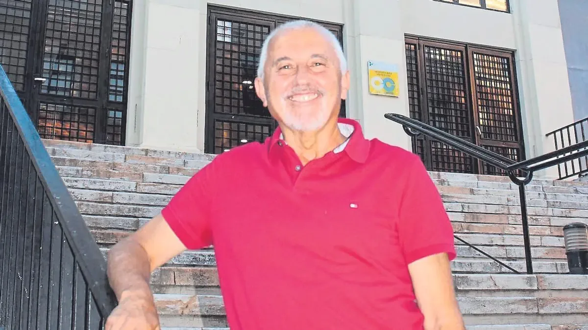 Julio García Luján, un historiador y educador que transforma su pasión en enseñanza y experiencia vital.