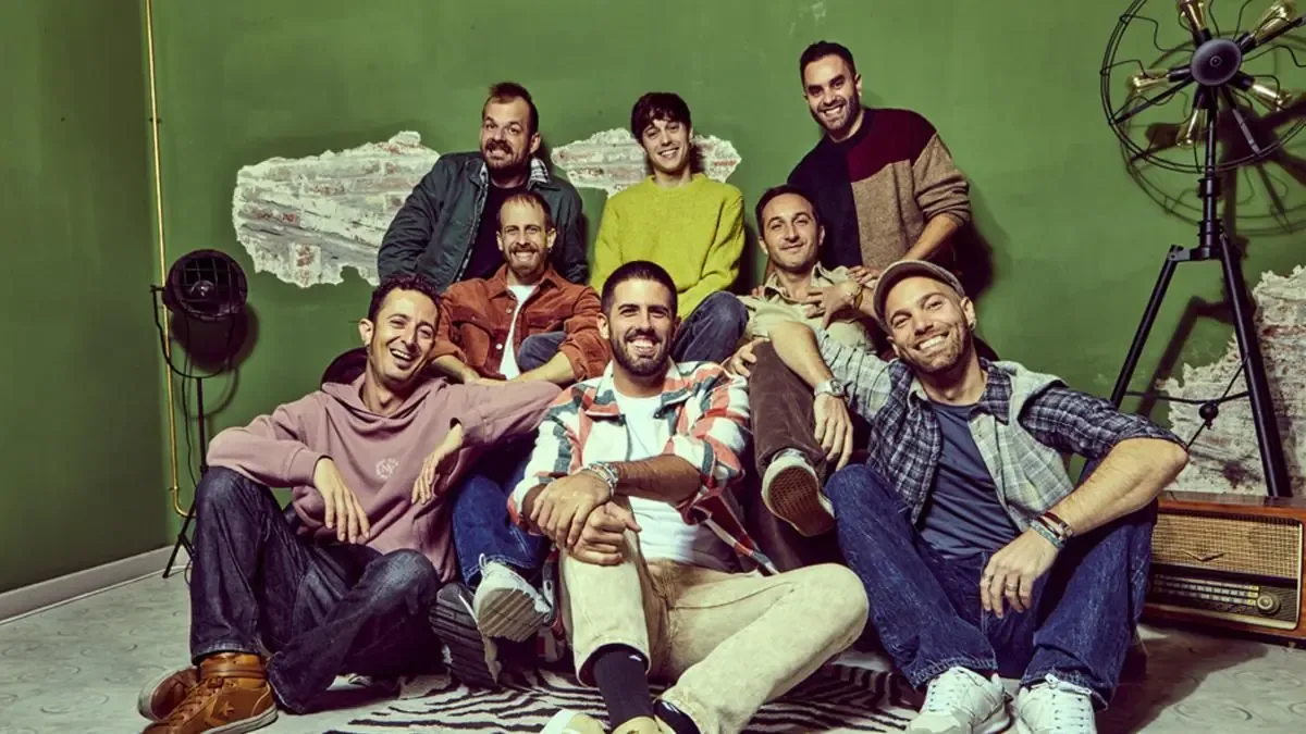 La banda española presenta su nuevo trabajo tras un año y medio de ausencia, despertando la nostalgia de sus fans.