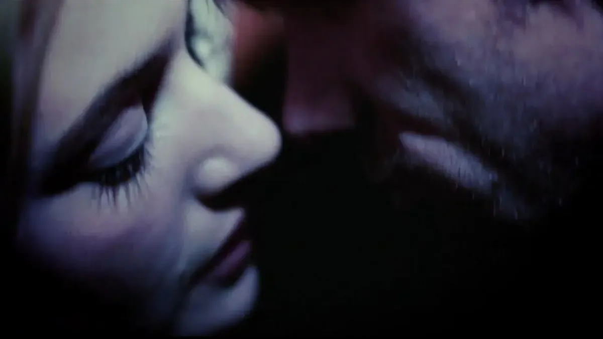 La película de Charlie Kaufman explora la complejidad del amor y la memoria a través de un viaje emocional.