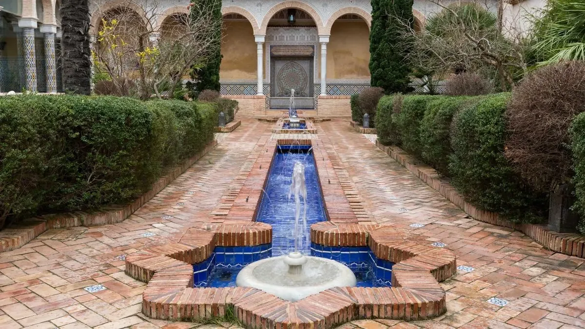 Este histórico edificio en Anna resalta la herencia árabe y su conexión con el agua.