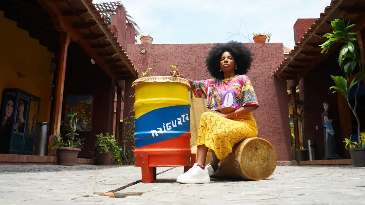 La percusionista venezolana Eileyn Ugueto utiliza su arte para honrar su herencia cultural.