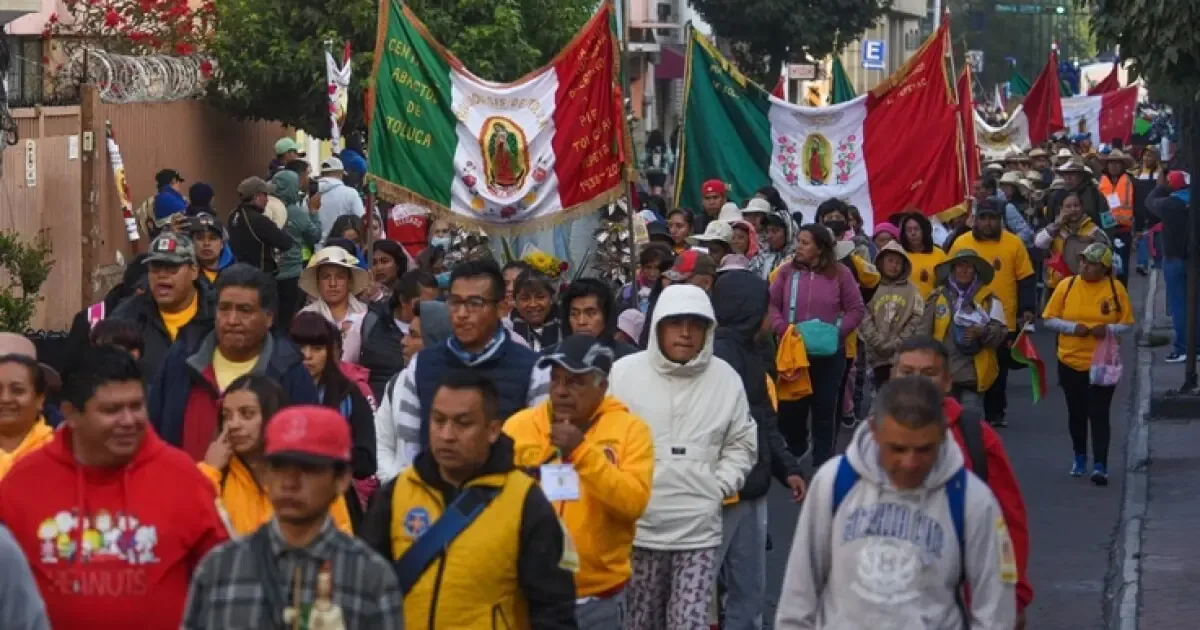 La peregrinación, una de las más grandes del país, genera cierres viales y tráfico en la ruta hacia el Tepeyac.