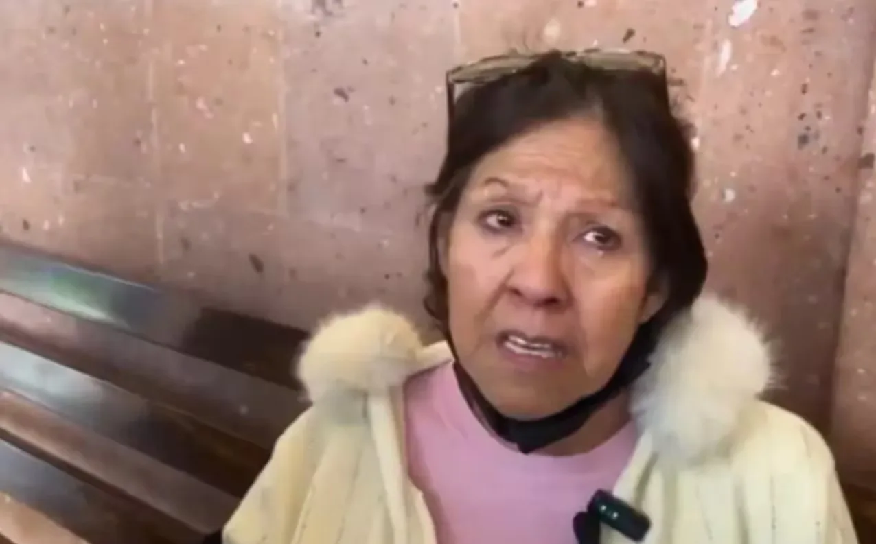 La periodista María Luisa Ruiz durante su cobertura en Puebla antes de ser detenida.
