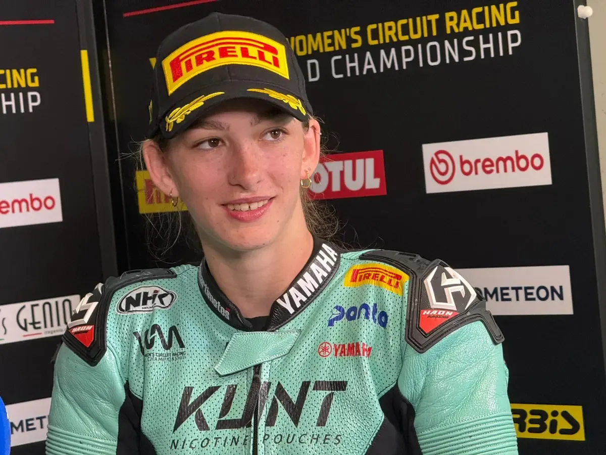 La piloto del Klint Racing Team logra su primer triunfo de la temporada tras una emocionante remontada.