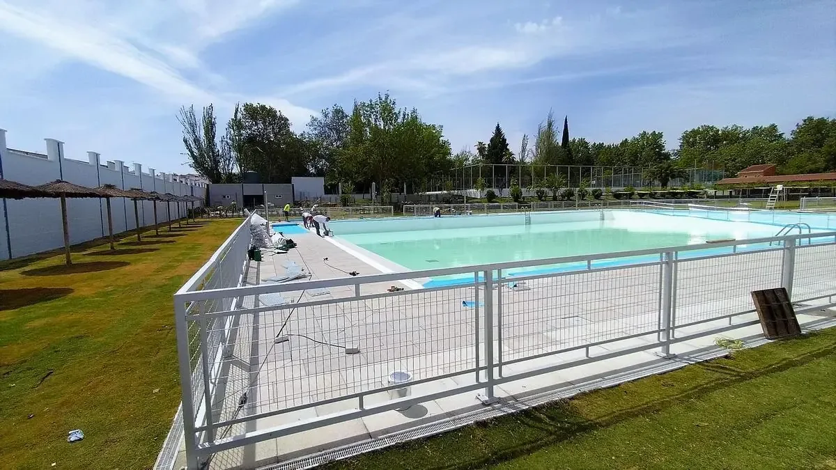 La remodelación de la piscina municipal culminará para la nueva temporada de baños, garantizando instalaciones modernas y seguras.
