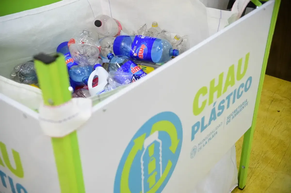 La iniciativa busca reducir residuos plásticos y fomentar la economía circular en la ciudad.