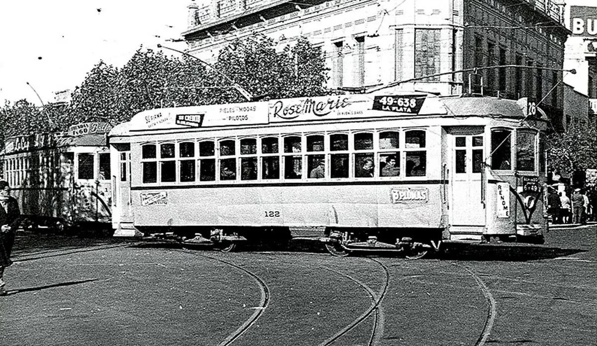 La historia del tranvía en La Plata refleja un cambio crucial en el transporte público de la ciudad.